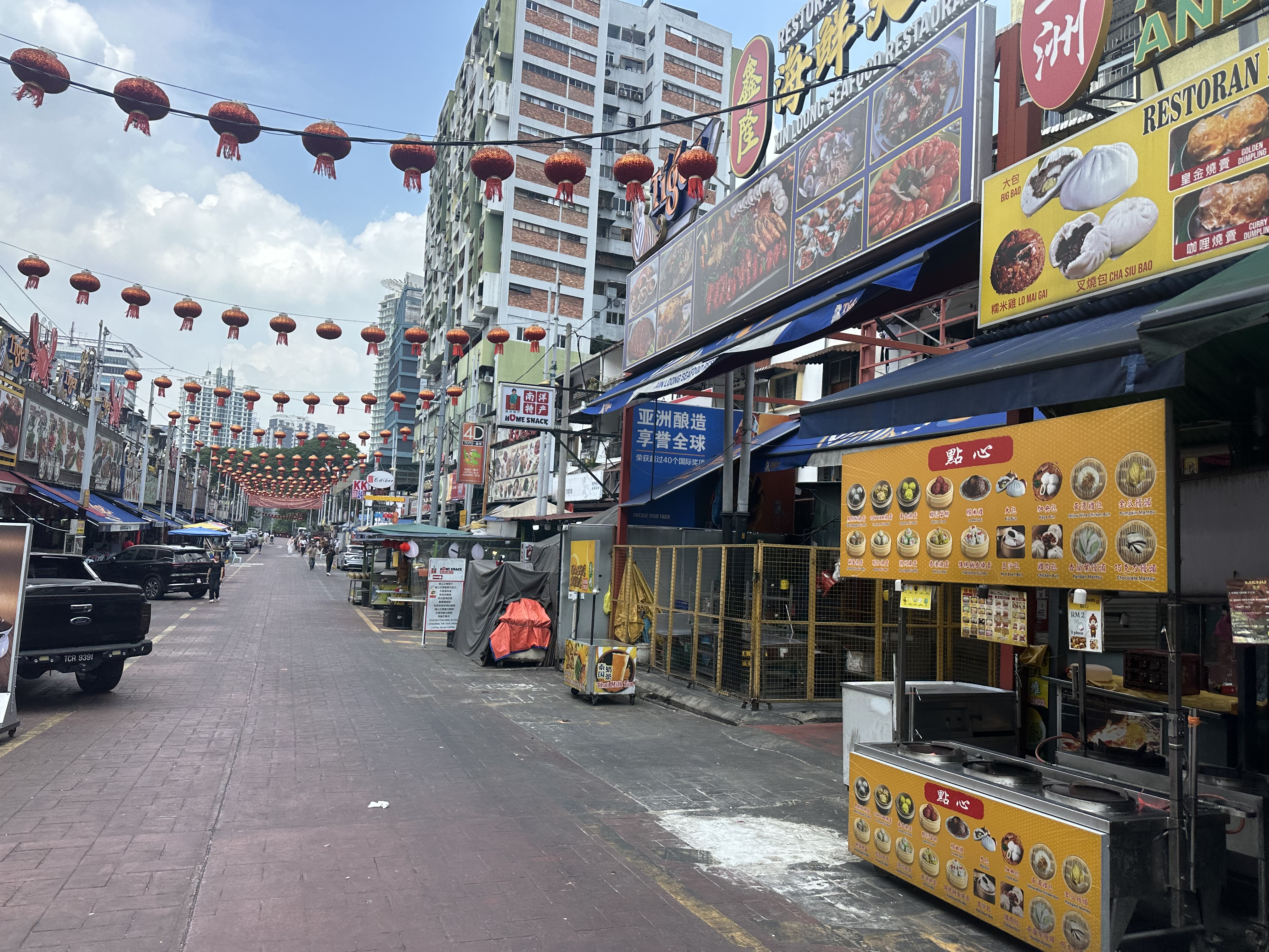 Jalan Alor food stalls and dim sum restaurants